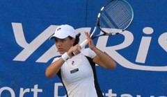 Posrnula braniteljica naslova