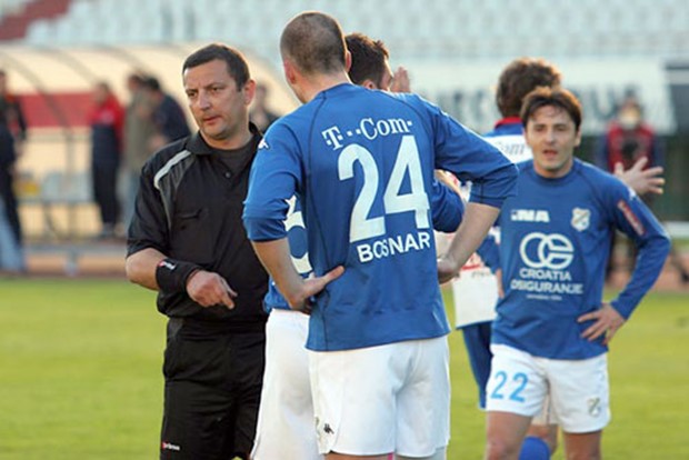 Eddy Bosnar na Dalekom istoku bombardira suparnička vrata