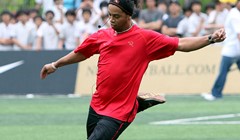 Ronaldinho prkosi klubu