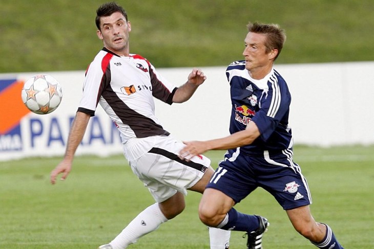 Ćorluka šokiran, Skakavci poniženi