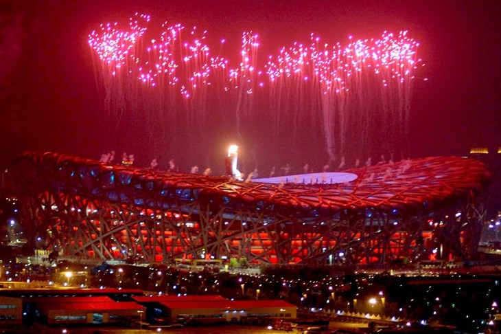 Ugašen olimpijski plamen