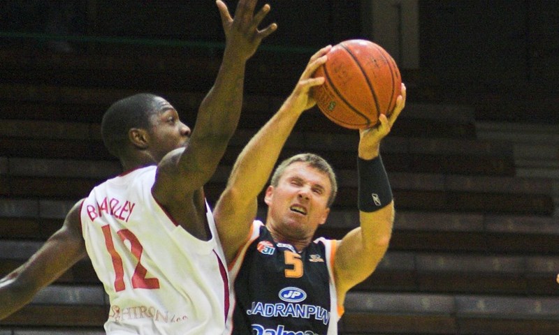 Stotke u derbiju kola