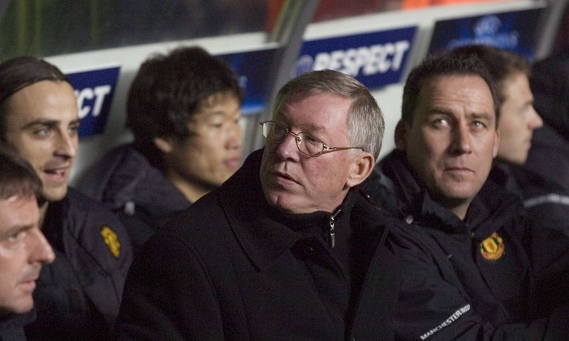 Alex Ferguson mora na tribinu