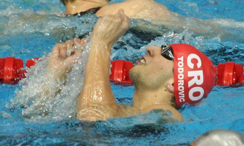 Muška štafeta izborila finale, Todorović u polufinalu