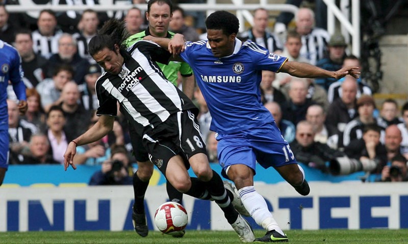 Shearer krenuo porazom, Arsenal uvjerljiv