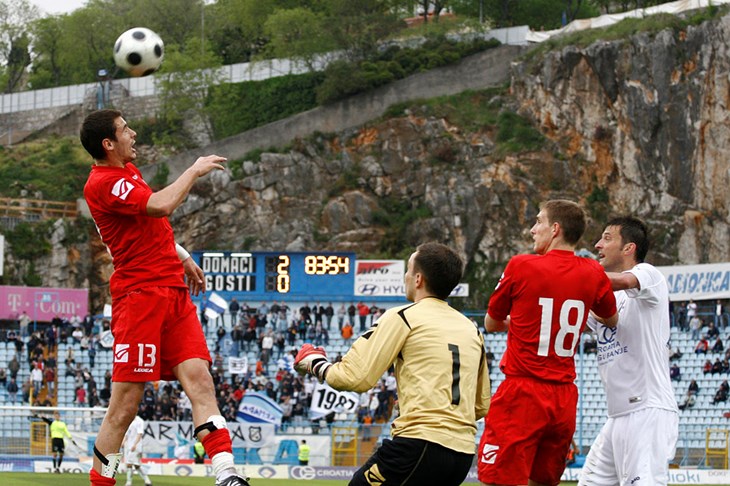 Oslabljeni jedni i drugi