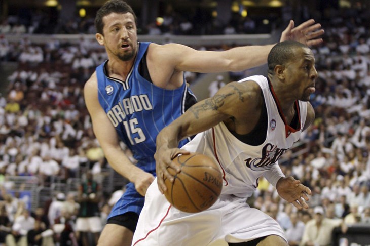 Video: Young preko Howarda