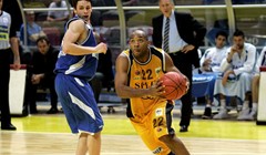 Jamon Lucas Gordon stavio potpis na ugovor s Efesom