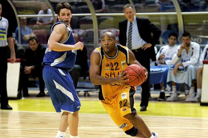 Jamon Lucas Gordon stavio potpis na ugovor s Efesom