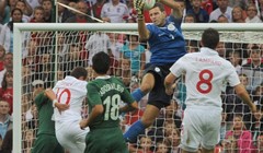 Slovenci bijesni, Rooney šuti