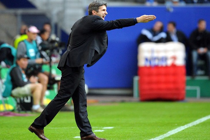 Suprotna klupa umjesto kapetanske vrpce