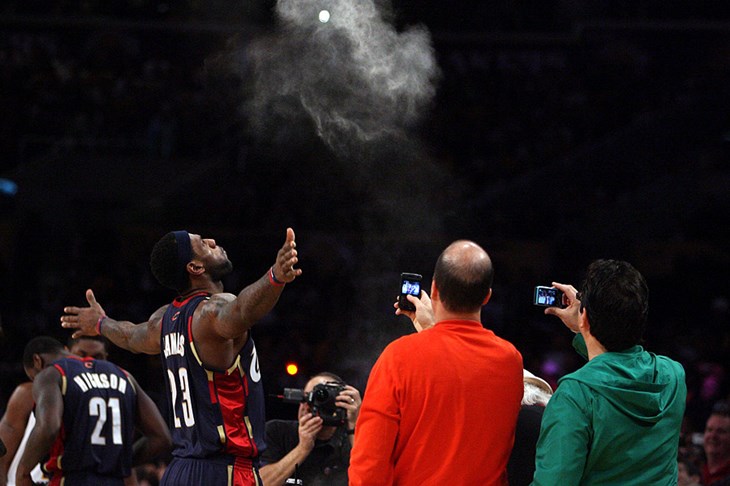 Video: Varejao darovao LeBrona