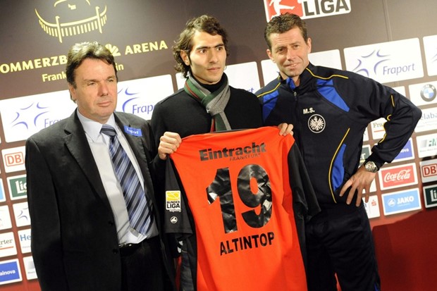 Eintracht udomio Schalkeovog napadača