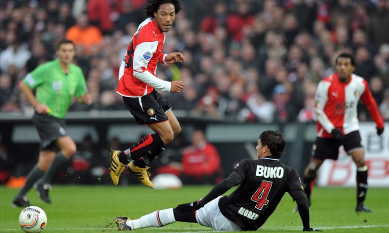 Ajax pomaže PSV-u