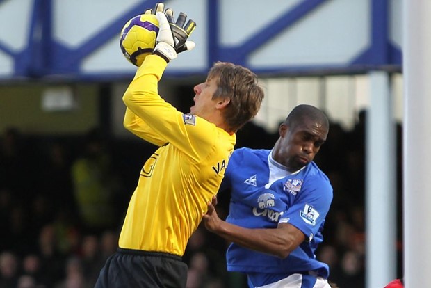 Van der Sar još godinu u Manchesteru
