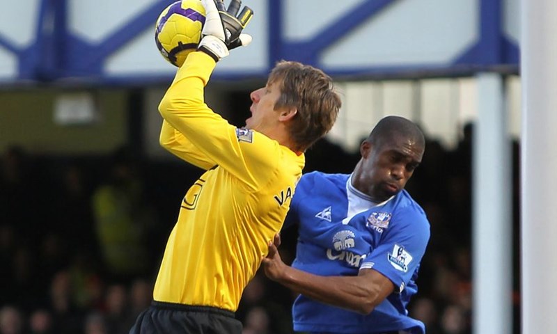 Van der Sar još godinu u Manchesteru