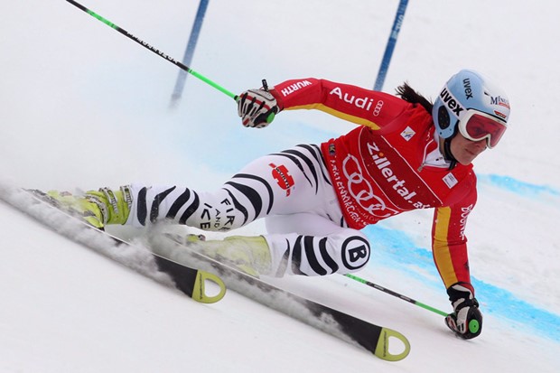 Maze prva, Hölzl uzela Globus