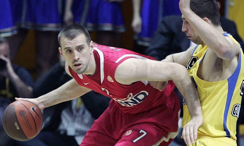 Sjajni Tomić poražen, Partizan korak do