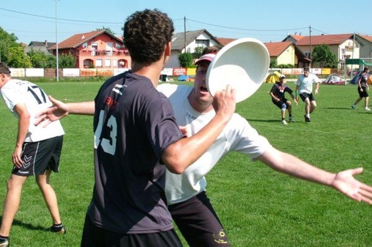 I bacanje frizbija može biti zabavno