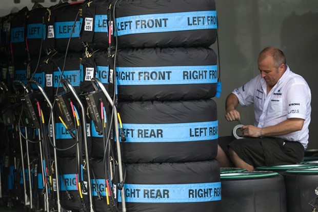 Trojac u borbi za gume