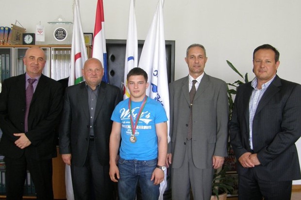 HOO čestitao mladom hrvaču