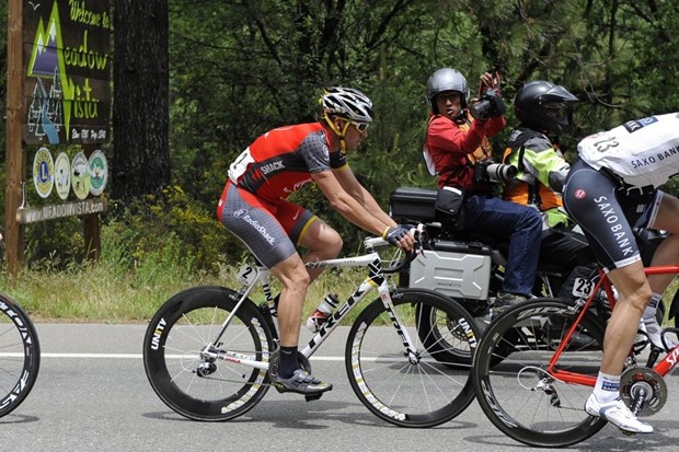 Pistolero ponovno "jaše"