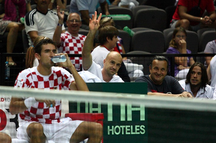 Čilić sam pada, u paru se diže