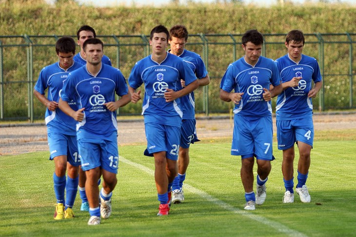 Tri gornja, jedan donji i jedan negativni