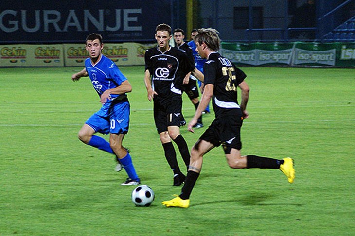 Dragovoljci gaze sve pred sobom