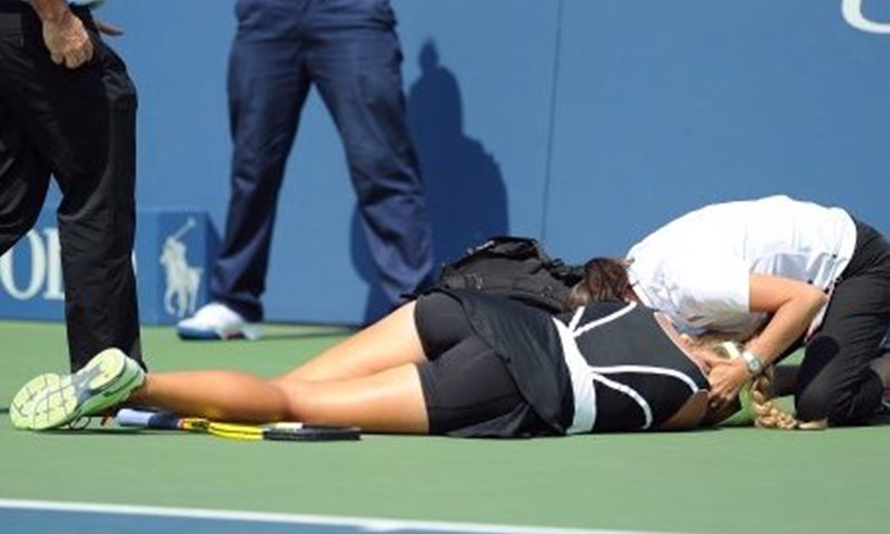 Azarenka s terena u kolicima