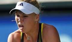 Wozniacki steže obruč oko Serene