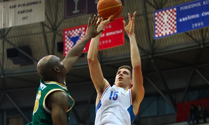 Olimpija rutinski na vrh