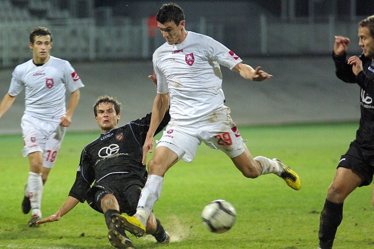 Dragovoljci skupo prodali kožu