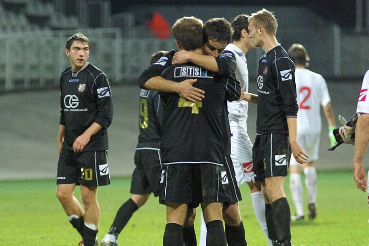 Crni traže nastavak pozitivnog niza