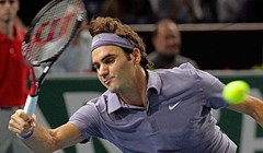 Federeru malo i pet meč-lopti