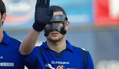 Tomečaku slomljen nos, odbio masku