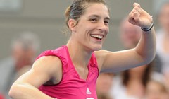 Petković furiozno, Bartoli u tri