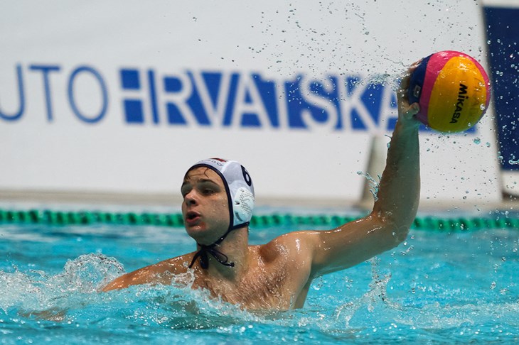 Preko Olympiakosa s pola snage