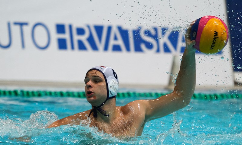 Preko Olympiakosa s pola snage