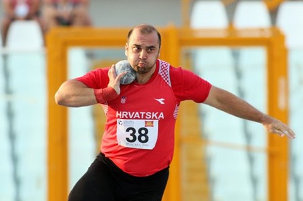 Tri gracije i jedan mušketir