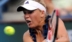 Wozniacki projurila, Li Na zaustavljena