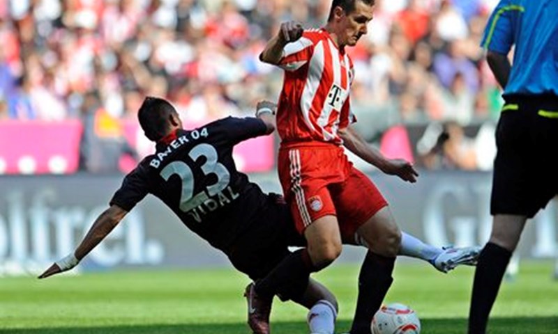 Video: Bayern petardom zaustavio Bayer