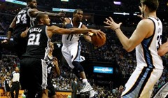 Video: Grizzliesi korak do prolaza