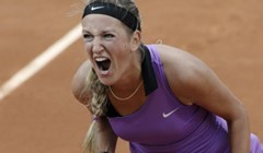 Azarenka maršira, borbena Šarapova