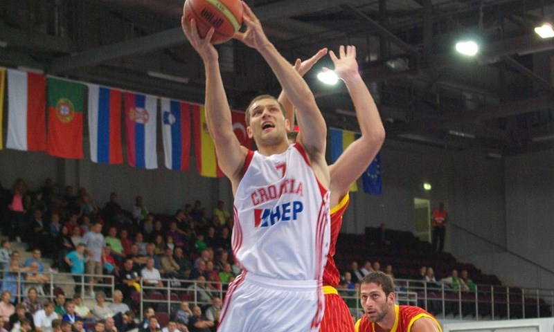 Efes poražen u derbiju, Bogdanović odličan