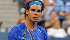 Nadal i brani i napada