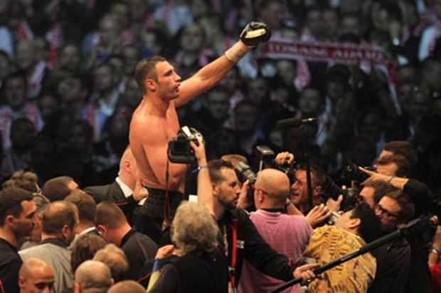 Kličko zaustavio Charra prekidom u četvrtoj rundi