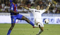 Trener Levantea spušta loptu na zemlju