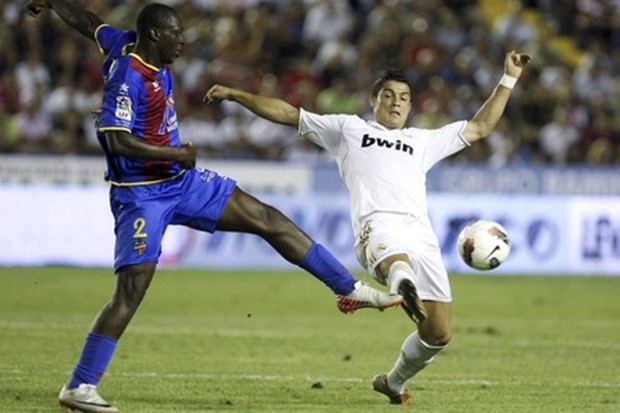 Trener Levantea spušta loptu na zemlju