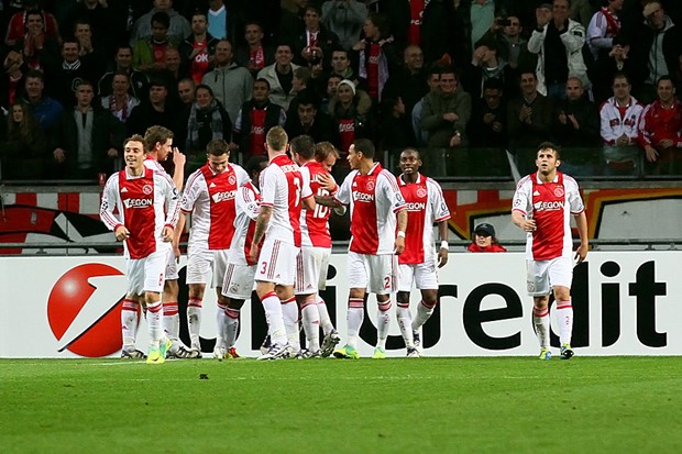 Ajax i dalje "razvaljuje", PSV posustaje